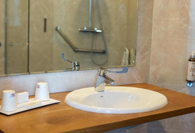 اتاق استاندارد چهارنفره با چشمانداز جانبی دریا, Saint Christophe