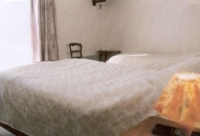 غرفة قياسية ثلاثية, Restaurant La Paix La Robe Et Le Palais