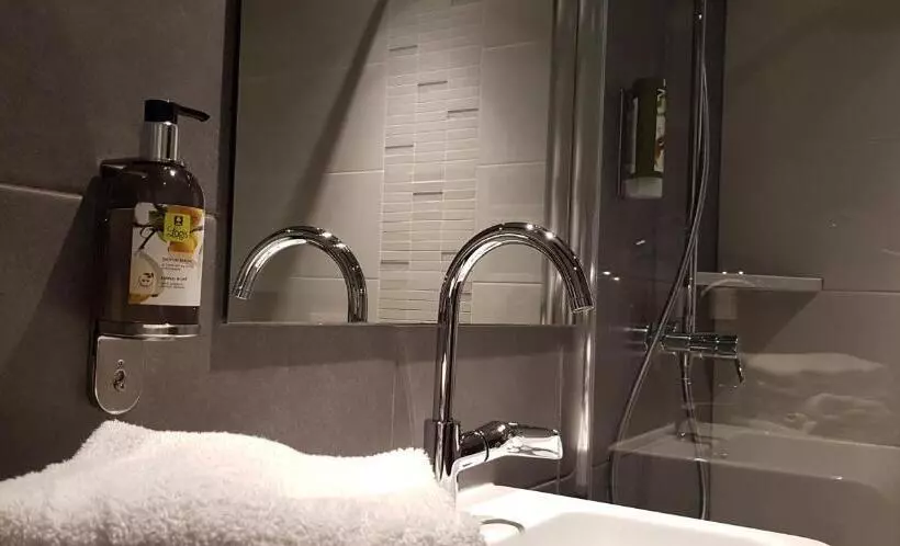 スタンダードトリプルルーム, Logis Le Rabelais Hôtel  Restaurant   Spa