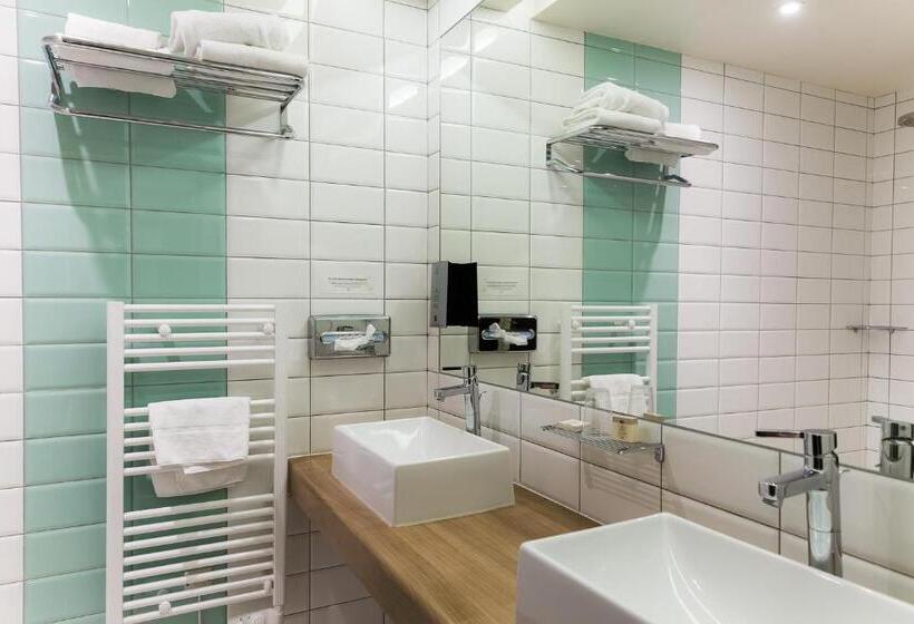 غرفة قياسية رباعية, Logis Le Rabelais Hôtel  Restaurant   Spa