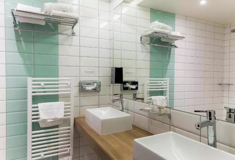 スタンダード４人部屋, Logis Le Rabelais Hôtel  Restaurant   Spa
