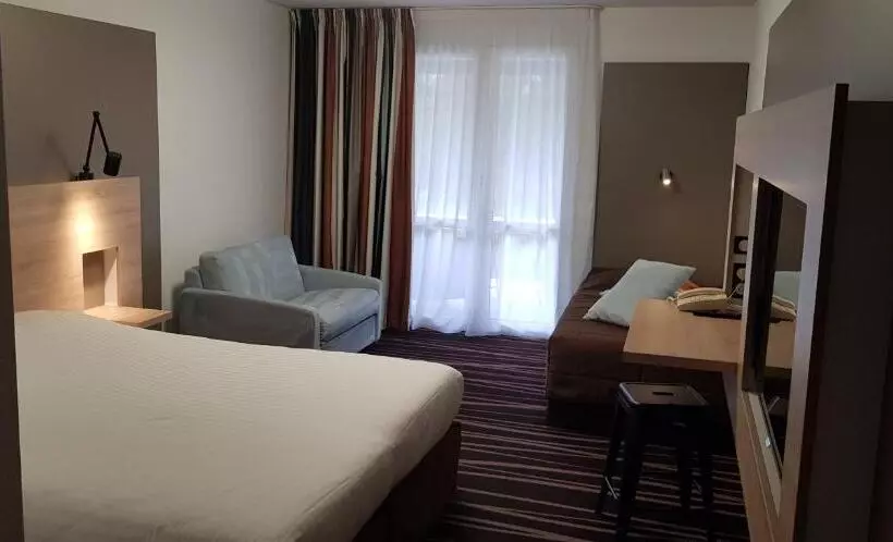 スタンダード４人部屋, Logis Le Rabelais Hôtel  Restaurant   Spa