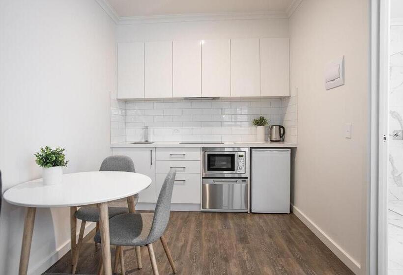 スタンダードスタジオ, Newington Apartments