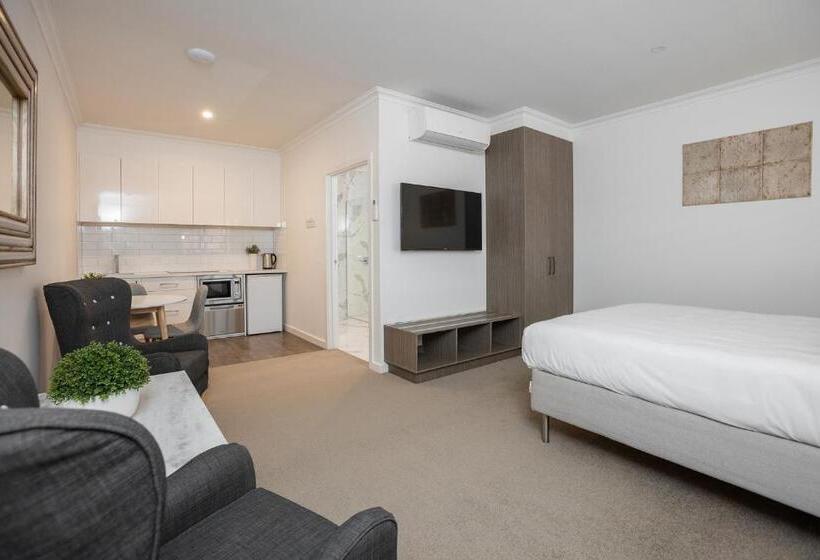 스탠다드 스튜디오, Newington Apartments