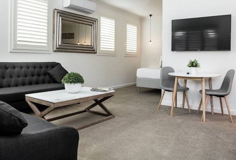 スタンダードスタジオ, Newington Apartments