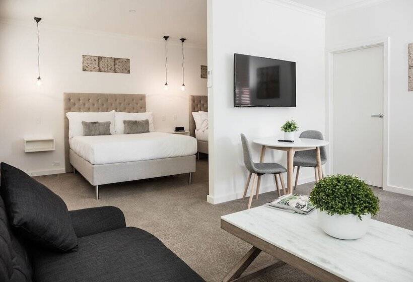 스탠다드 스튜디오, Newington Apartments