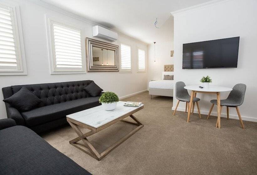 スタンダードスタジオ, Newington Apartments