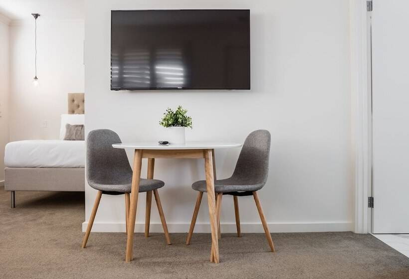 スタンダードスタジオ, Newington Apartments