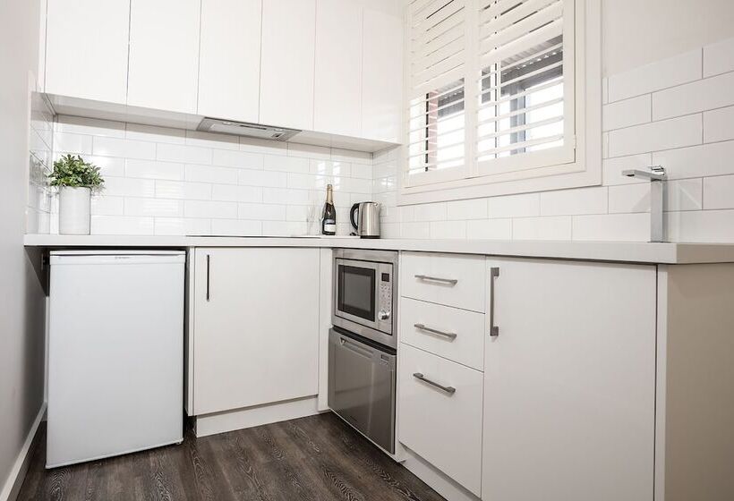 スタンダードスタジオ, Newington Apartments