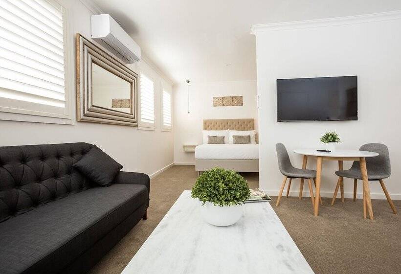 스탠다드 스튜디오, Newington Apartments