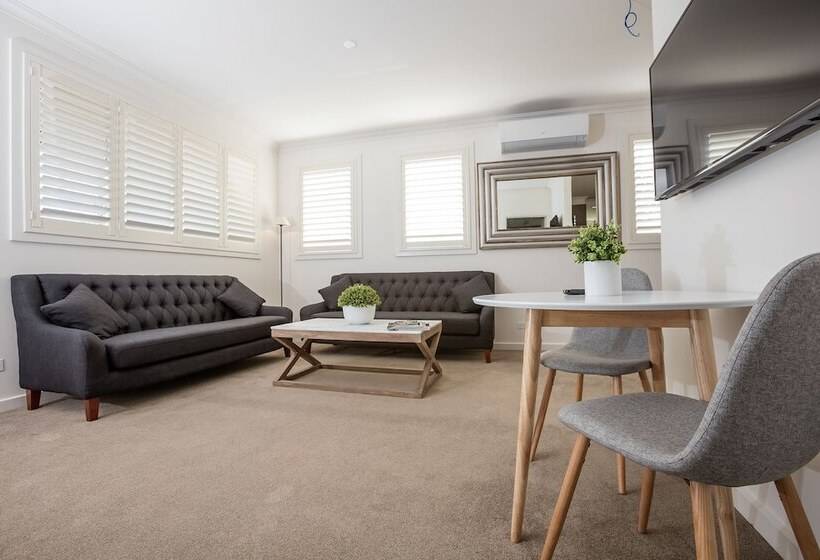 スタンダードスタジオ, Newington Apartments