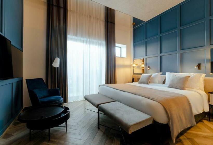 سوییت سوپریور با چشم‌انداز دریا, The Embassy Valletta