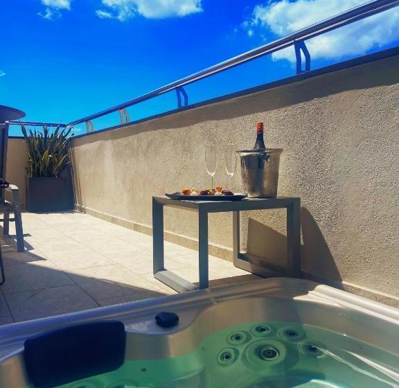 سوییت سوپریور با چشم‌انداز دریا, The Embassy Valletta