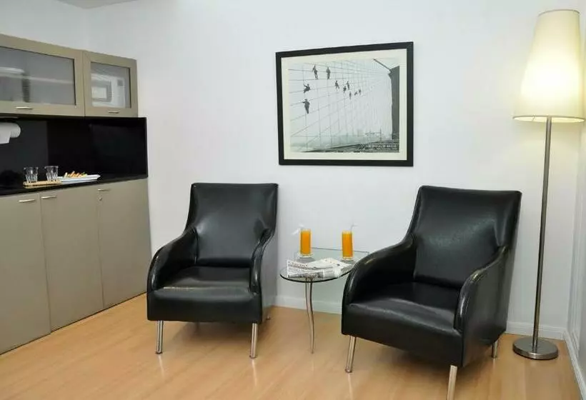 سوییت جونیور, Broadway Hotel & Suites