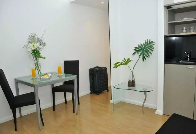 سوییت جونیور, Broadway Hotel & Suites