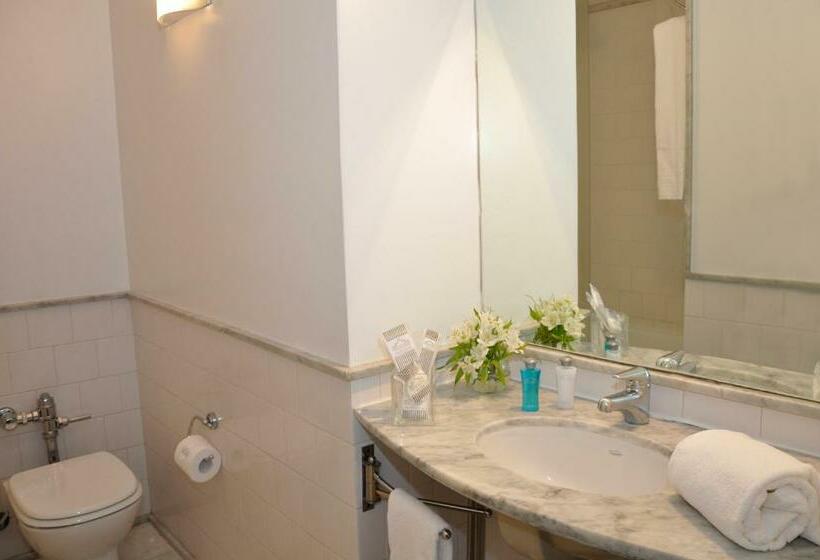 سوییت جونیور, Broadway Hotel & Suites