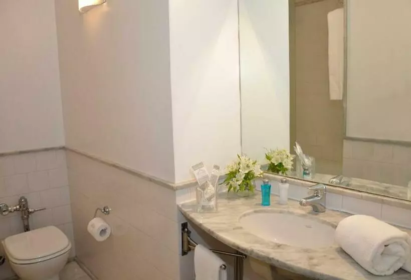 سوییت جونیور, Broadway Hotel & Suites