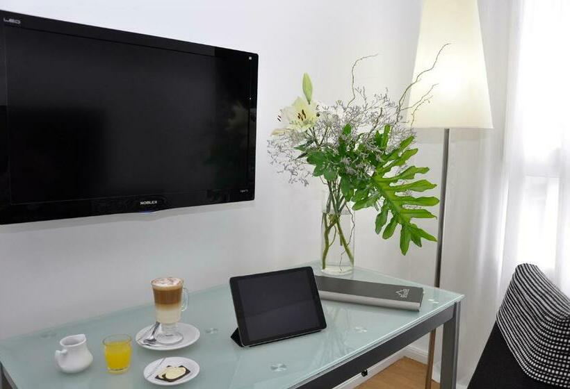 سوییت جونیور, Broadway Hotel & Suites