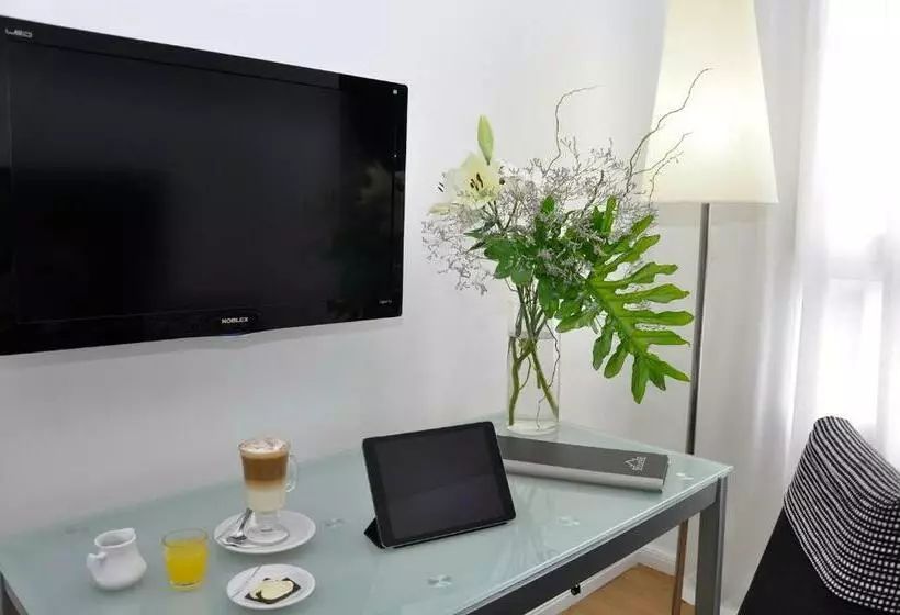 سوییت جونیور, Broadway Hotel & Suites