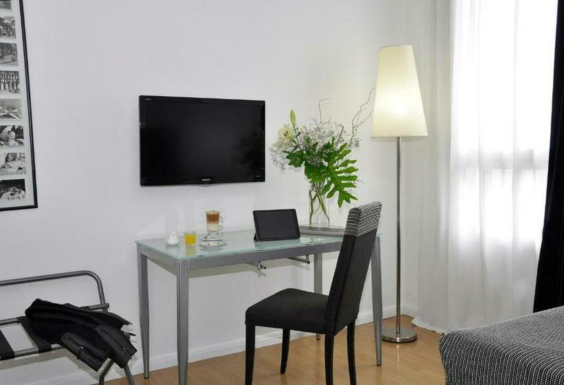 سوییت جونیور, Broadway Hotel & Suites