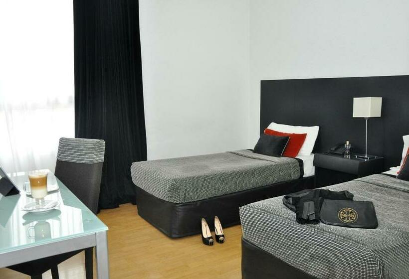 سوییت جونیور, Broadway Hotel & Suites