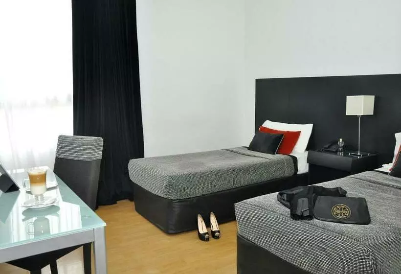 سوییت جونیور, Broadway Hotel & Suites