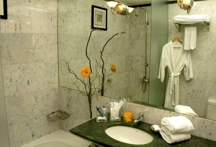 سوییت جونیور, Broadway Hotel & Suites