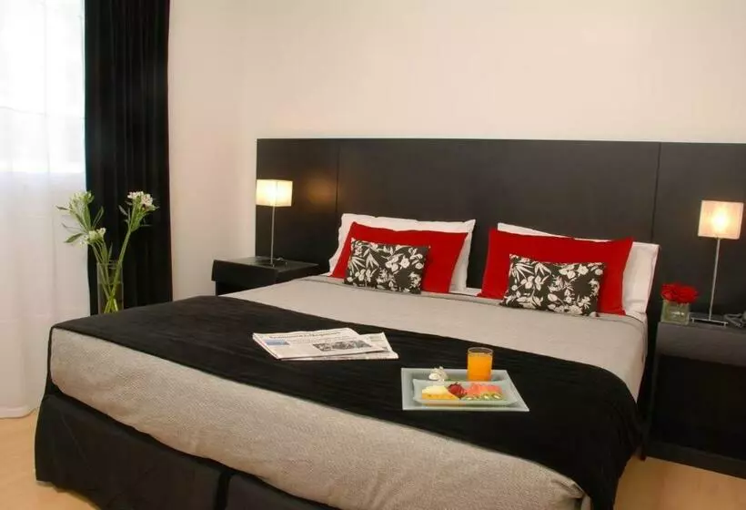 سوییت جونیور, Broadway Hotel & Suites