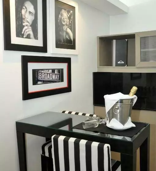 اتاق اجرایی, Broadway Hotel & Suites