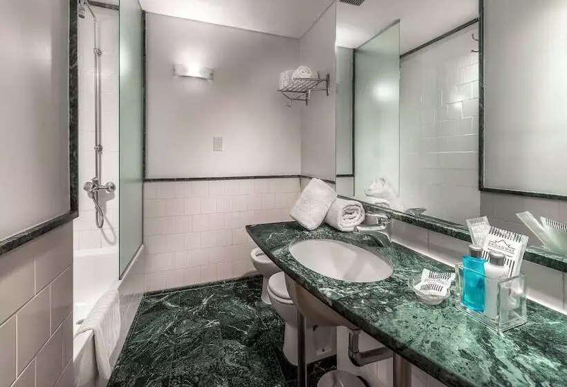 سوییت جونیور, Broadway Hotel & Suites