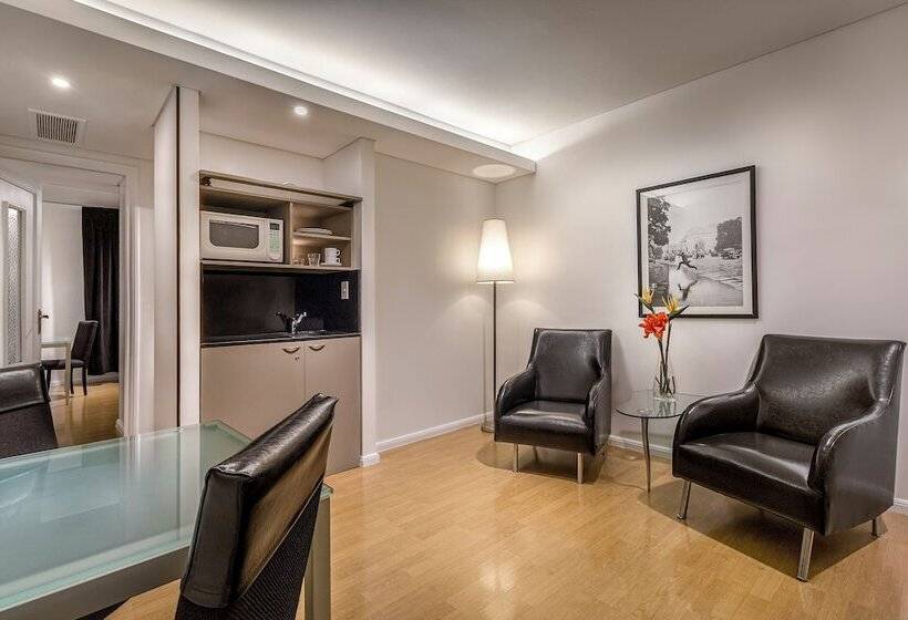 سوییت جونیور, Broadway Hotel & Suites