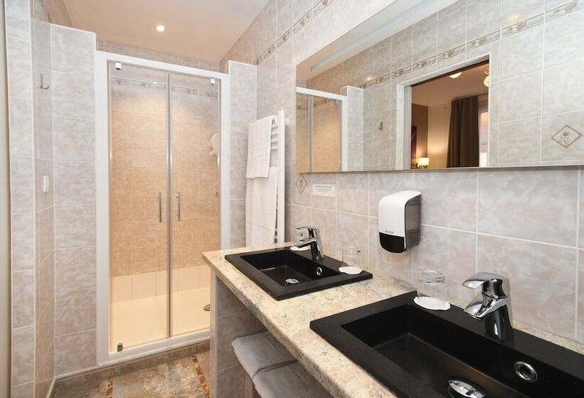 Семейный Номер, Logis Hôtel Du Centre   Halte Idéale En Cyclotourisme Avec Garage à Vélos Clos