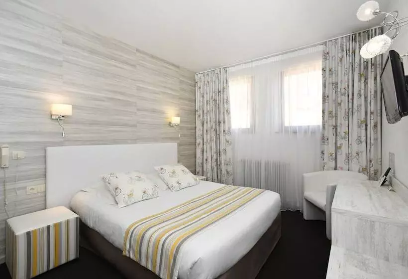 スタンダードルーム, Logis Hôtel Du Centre   Halte Idéale En Cyclotourisme Avec Garage à Vélos Clos