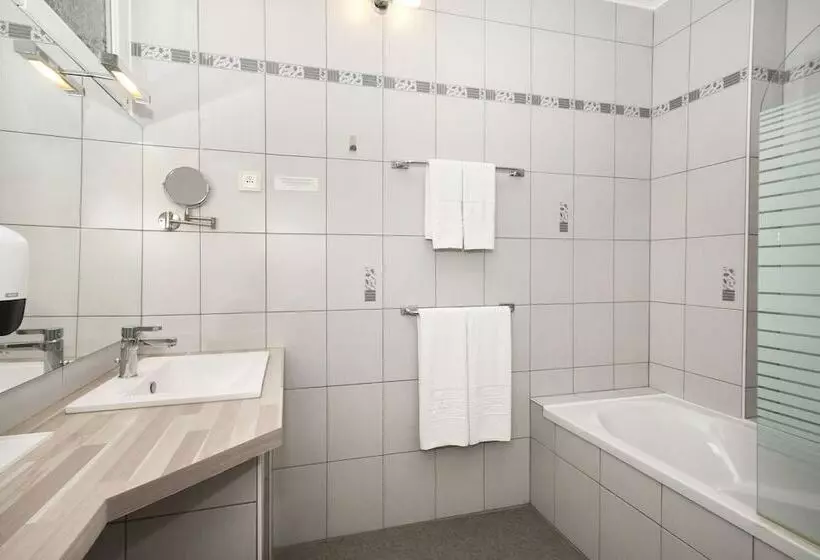 ファミリールーム, Logis Hôtel Du Centre   Halte Idéale En Cyclotourisme Avec Garage à Vélos Clos