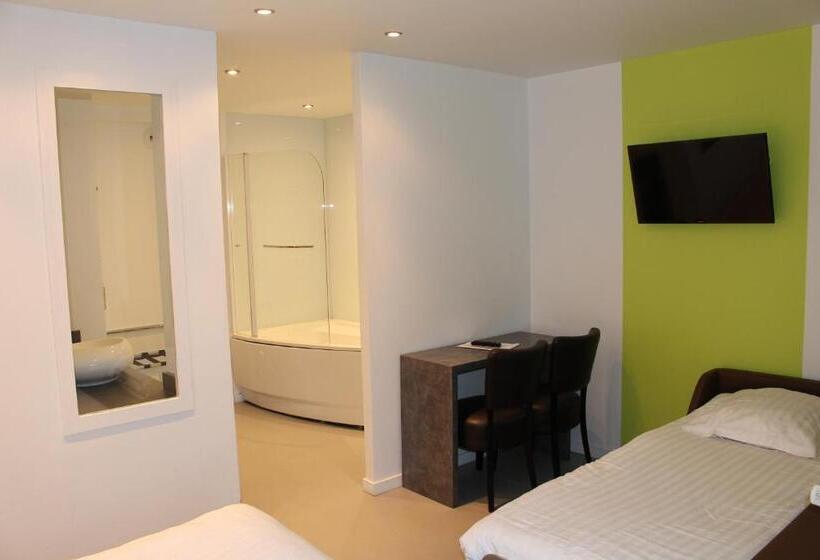 景色の見えるトリプルスタンダードルーム, Hôtel Du Puy Ferrand , Restaurant La Table De L Ours