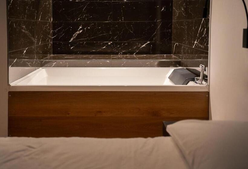 جناح مزود بجاكوزى, Villa I Pini