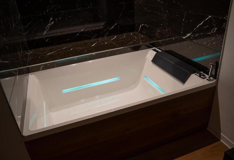 جناح مزود بجاكوزى, Villa I Pini