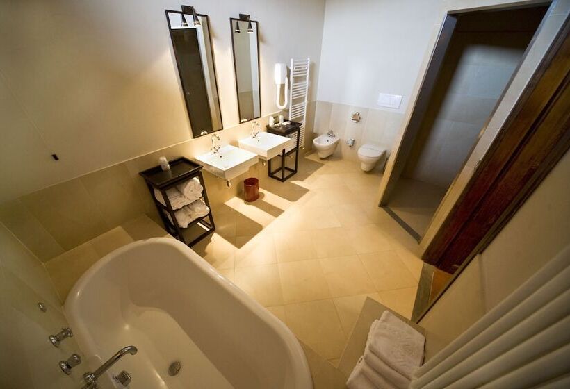 جناح جونيور, Villa Pitiana