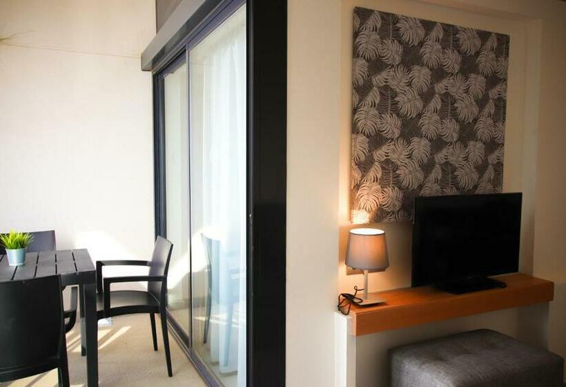 スタンダードルーム, Fergus Cap Roig