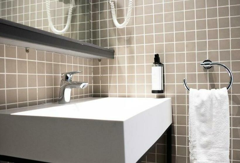 スタンダードルーム, Fergus Cap Roig