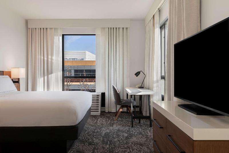 身障者適用キングサイズベッドルーム, The Fort Sutter Sacramento Tapestry Collection By Hilton