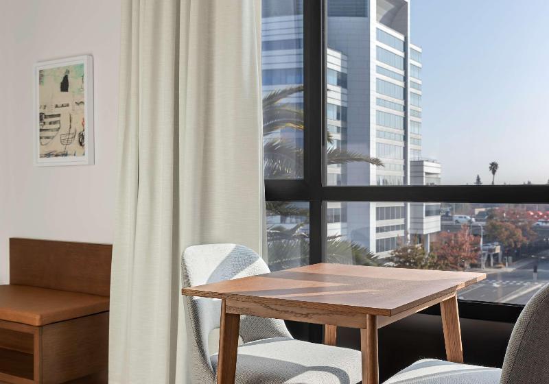 身障者適用キングサイズベッドルーム, The Fort Sutter Sacramento Tapestry Collection By Hilton