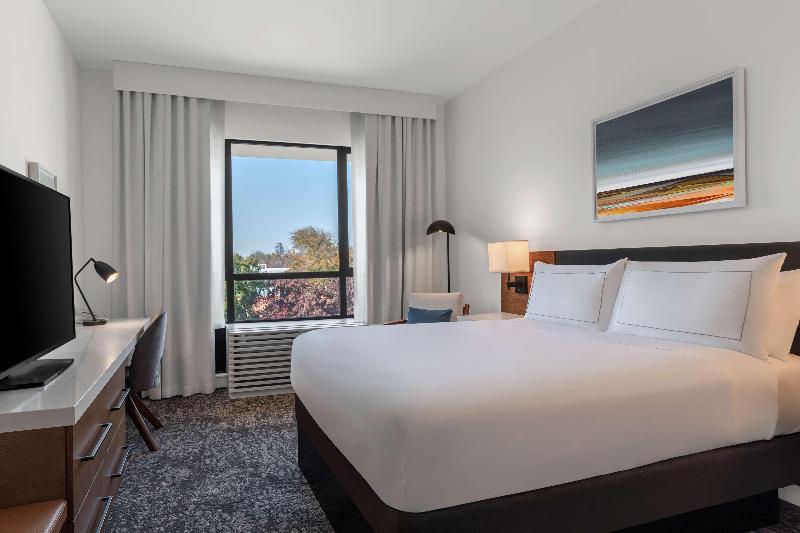 身障者適用キングサイズベッドルーム, The Fort Sutter Sacramento Tapestry Collection By Hilton