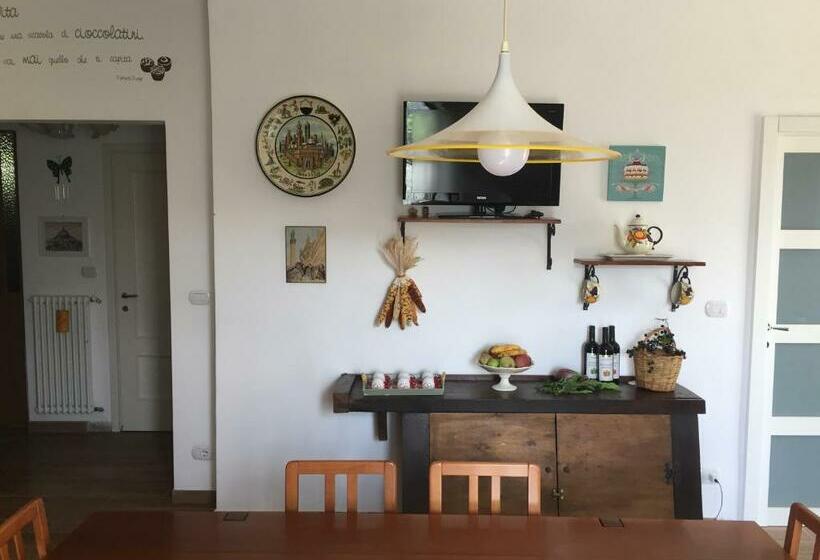 غرفة كلاسيكية ثلاثية, Oca Carolina