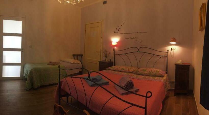 غرفة كلاسيكية ثلاثية, Oca Carolina