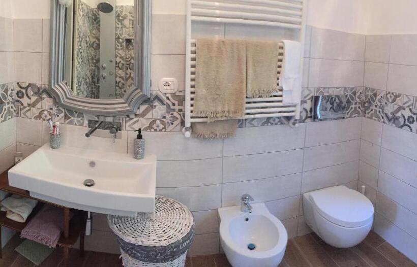 غرفة كلاسيكية ثلاثية, Oca Carolina