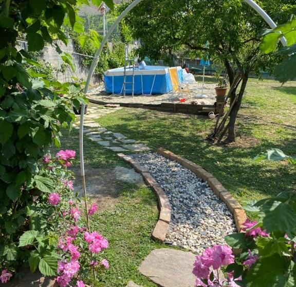 غرفة كلاسيكية ثلاثية, Oca Carolina