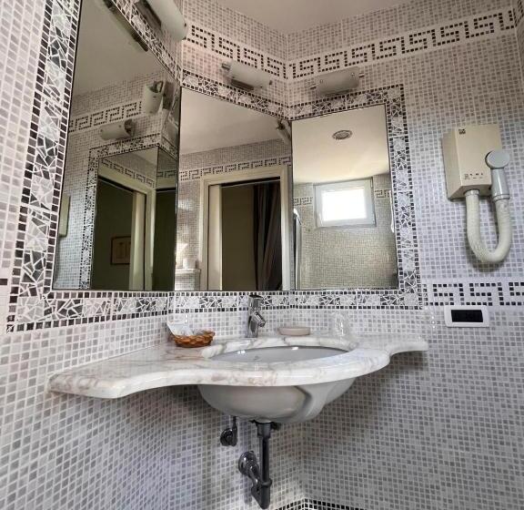 חדר סטנדרט יחיד, Ludovico Ariosto