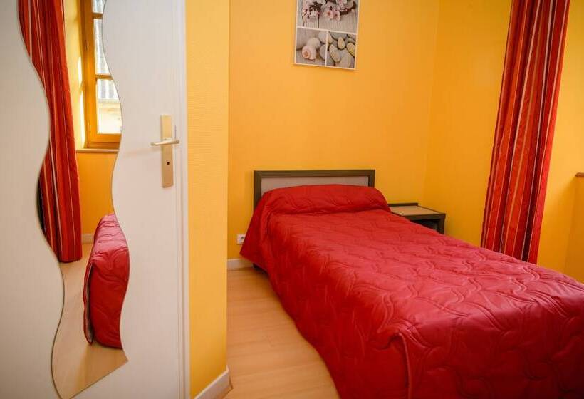 חדר סטנדרט לשלושה, Logis Hôtels   Hostellerie Des Lauriers   Hôtel Et Restaurant