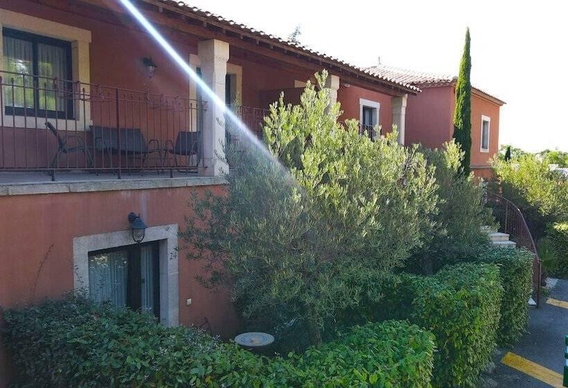 חדר סטנדרט לשלושה, Du Mas